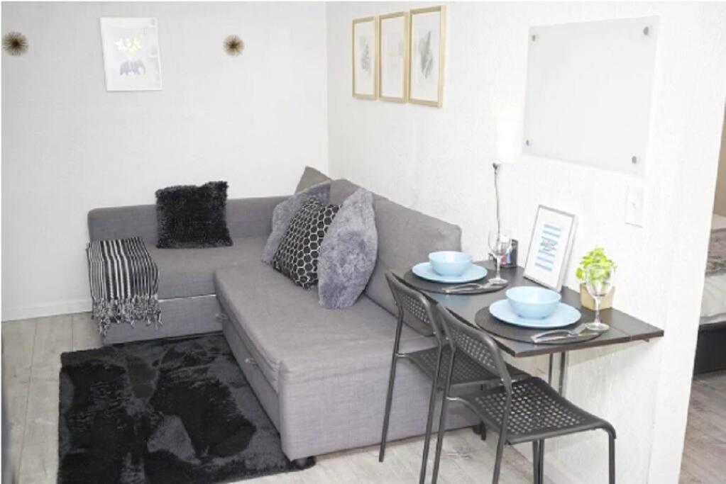 Apartment 2 Miles To Disneyland -free Parking! In Ca