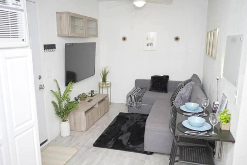 Apartment 2 Miles To Disneyland -free Parking! In Ca Anaheim