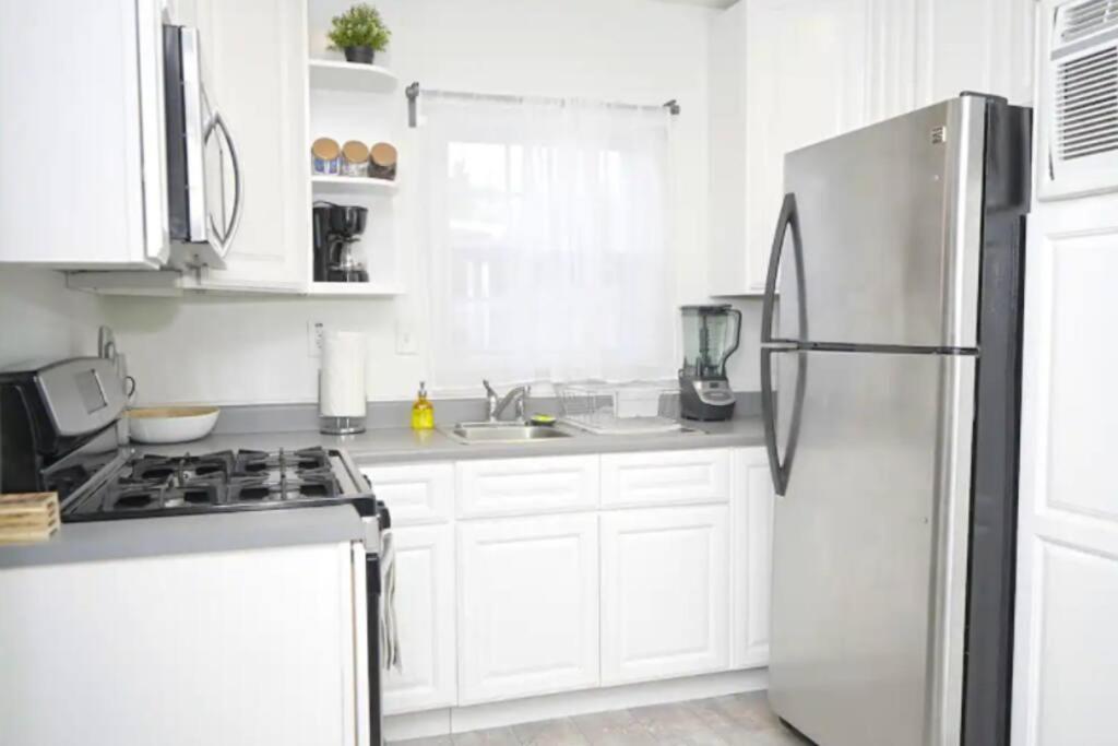 Apartment 2 Miles To Disneyland -free Parking! In Ca *