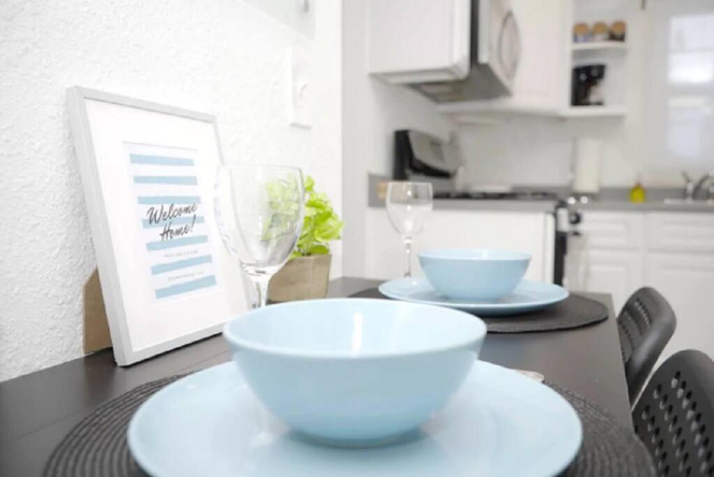 Apartment 2 Miles To Disneyland -free Parking! In Ca