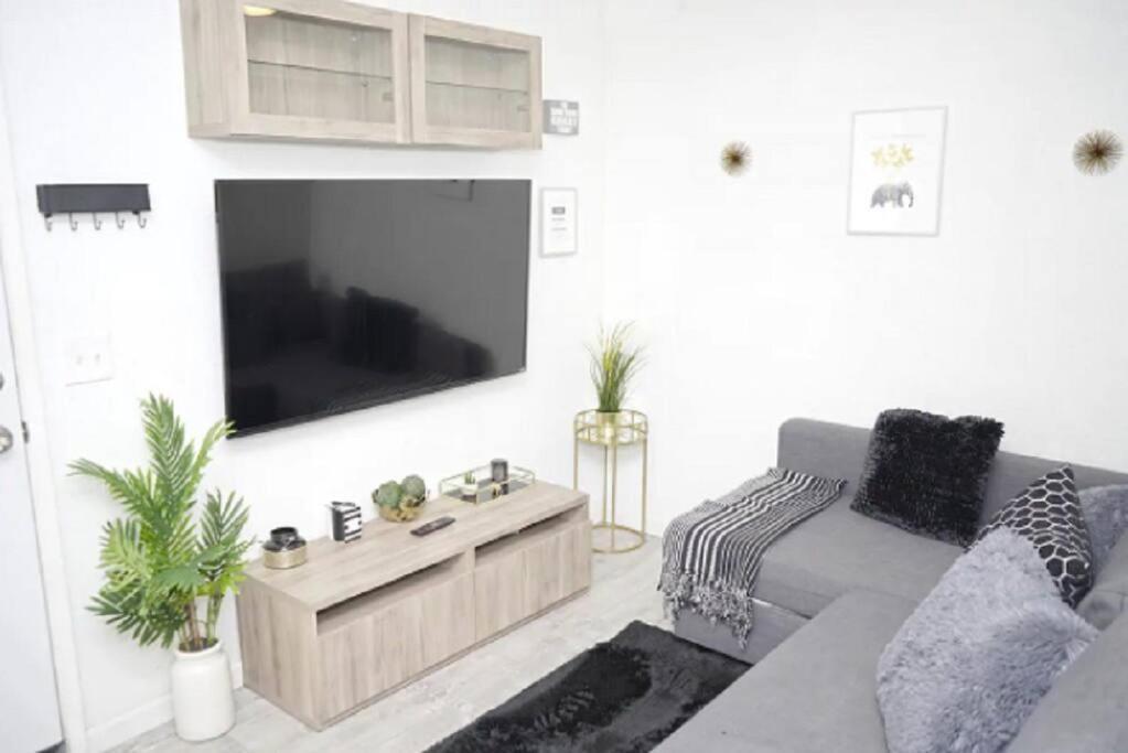 Apartment 2 Miles To Disneyland -free Parking! In Ca Anaheim