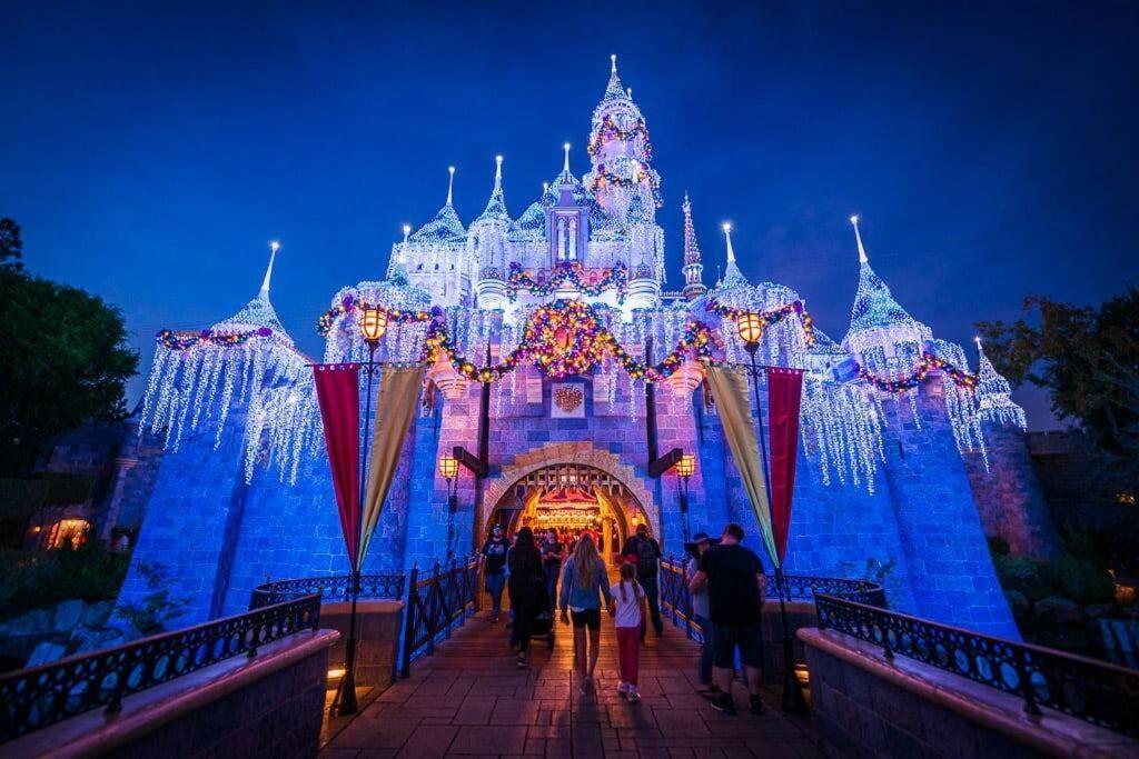 2 Miles To Disneyland -free Parking! In Ca