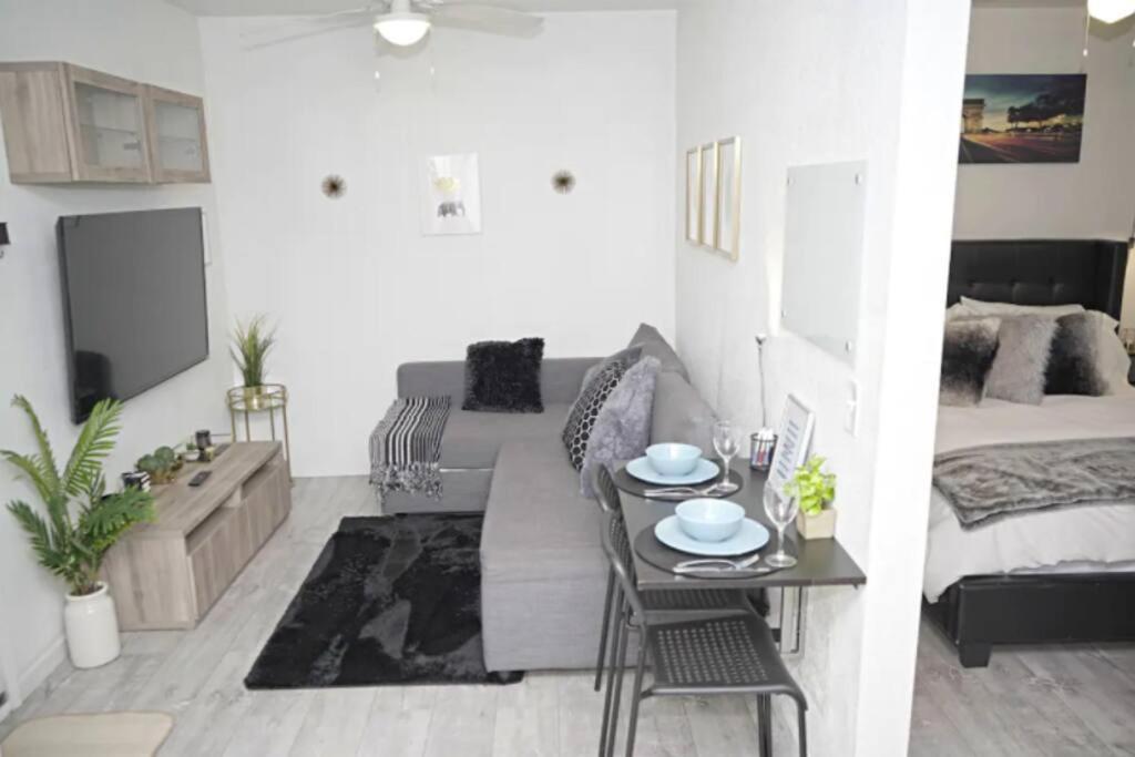Apartment 2 Miles To Disneyland -free Parking! In Ca